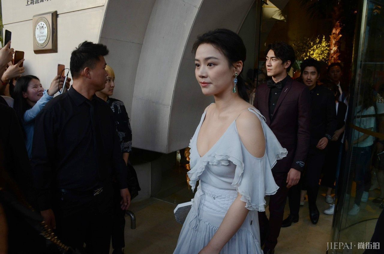 马思纯这次穿的太仙了，白裙配发箍，宛如小精灵！