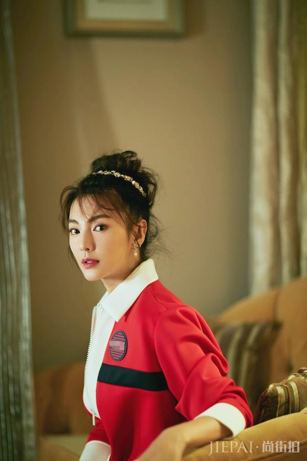 张雨绮红色套装治愈感恩节 写真吸睛演绎甜美豹系性感