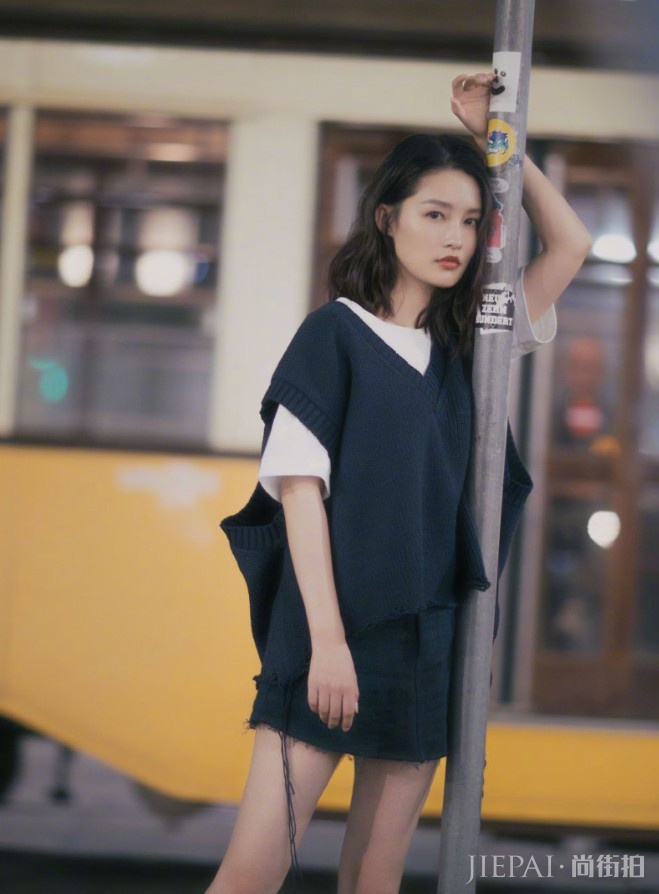 李沁毛衣掉线了还在穿?