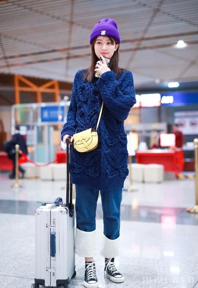 乔欣机场穿宽松毛衣+直筒裤，可爱又美美的