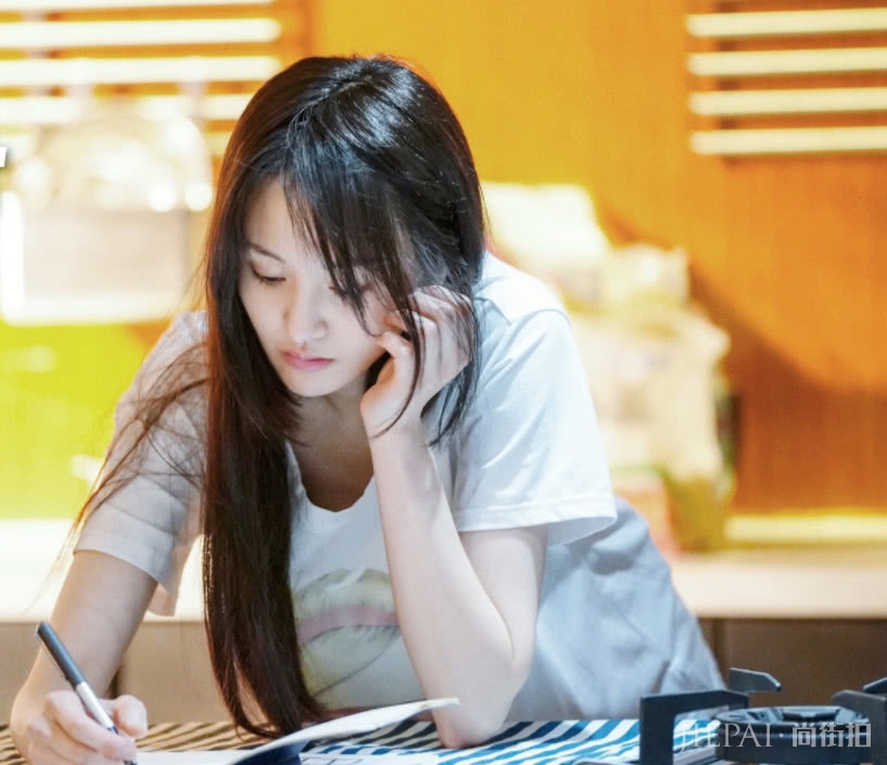 被郑爽惊艳到了，《我的保姆手册》中长发造型少女又仙气，真漂亮