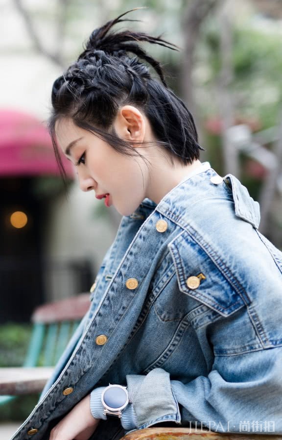 唐艺昕咋回事,硬是把头发整成“菠萝头”,张若昀都要生气了!