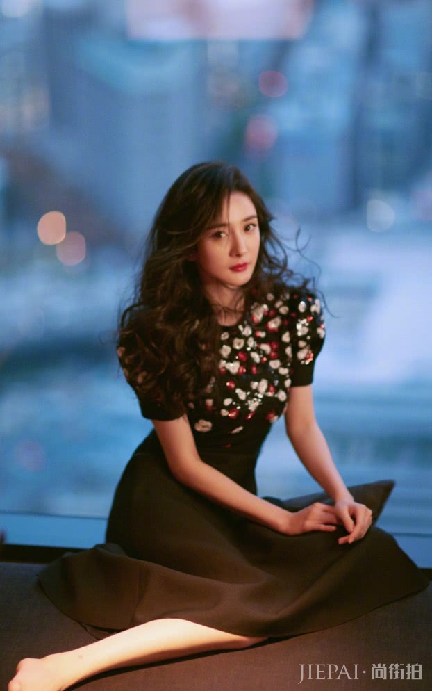 杨幂这条“贝壳裙”才时髦，显高全靠它！