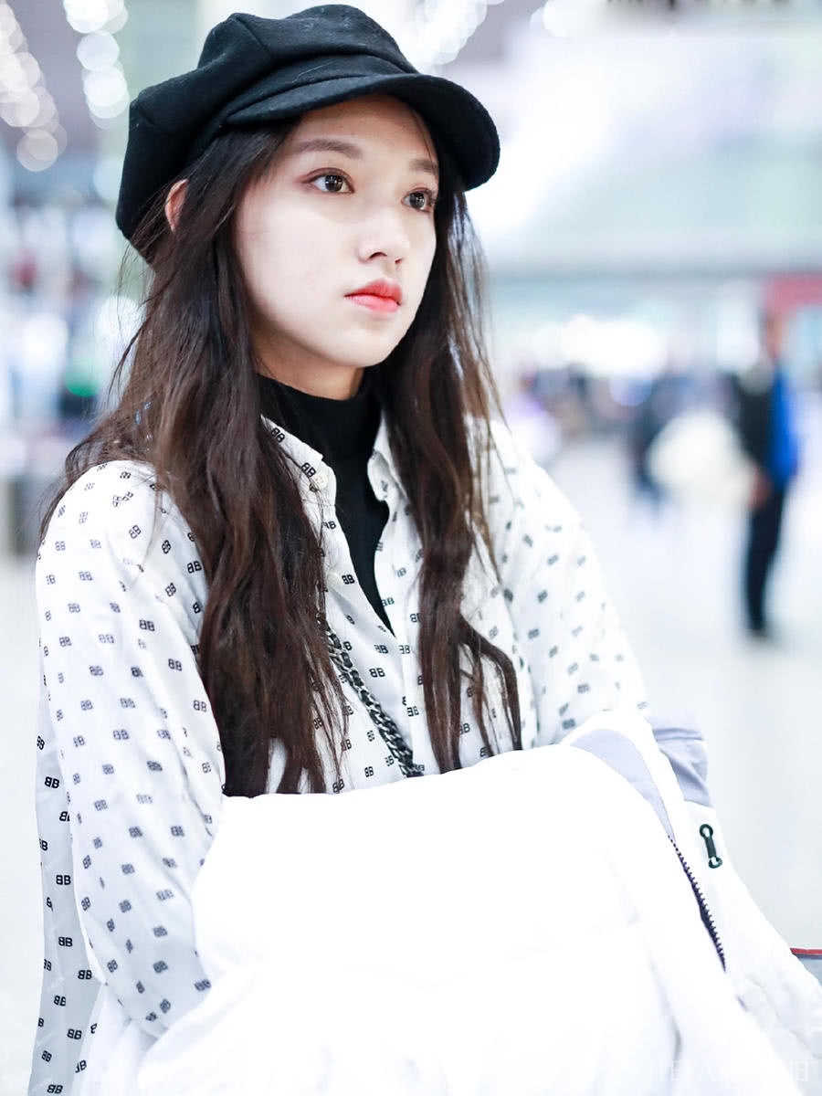 程潇裹羽绒服走机场，藏起“铁刘海”戴贝雷帽格外可爱！