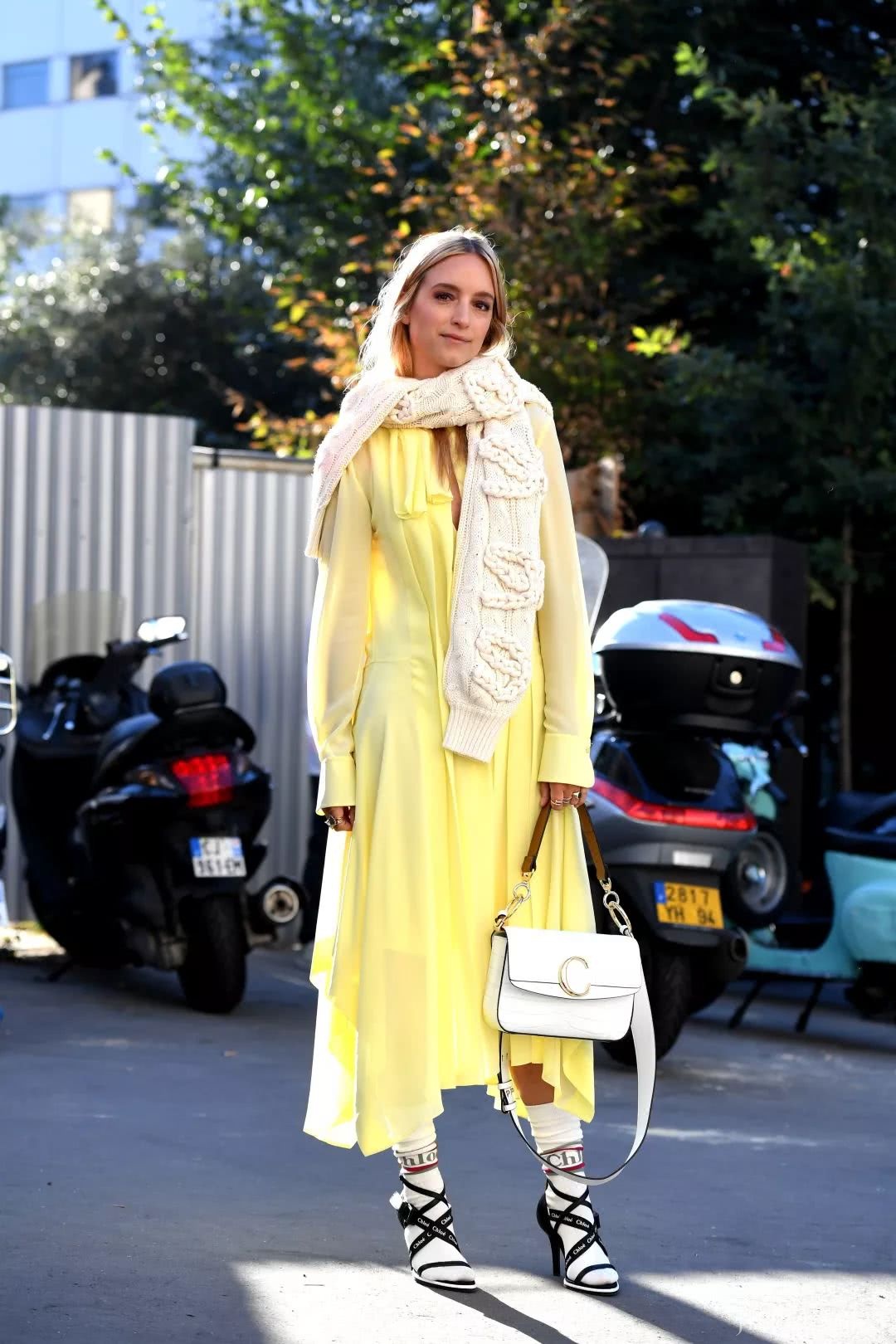 毛衣还能当围巾?今年流行“披着穿”!