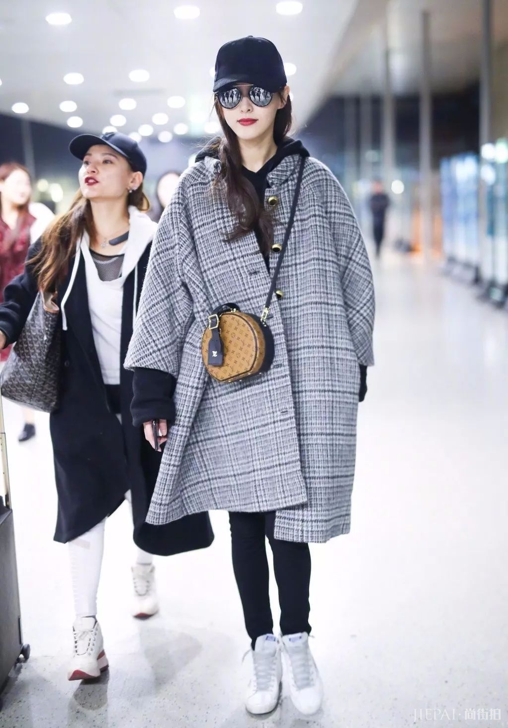 大衣配运动鞋时髦不止一点点!