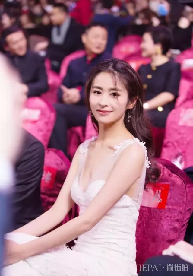 颖儿换发型大变样,一头卷发气质迷人,清新少女变气质辣妈