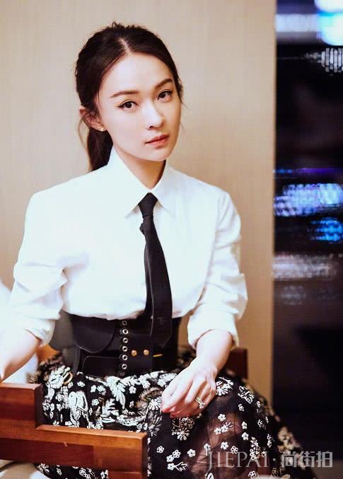 霍思燕参加活动，穿“校服裙”年轻又减龄，嫩成大学生