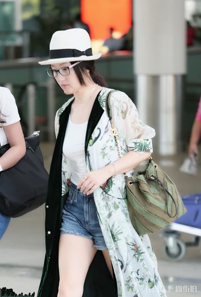 47岁杨钰莹,穿整套牛仔装还原“年代感”可依旧没能扛住岁月!