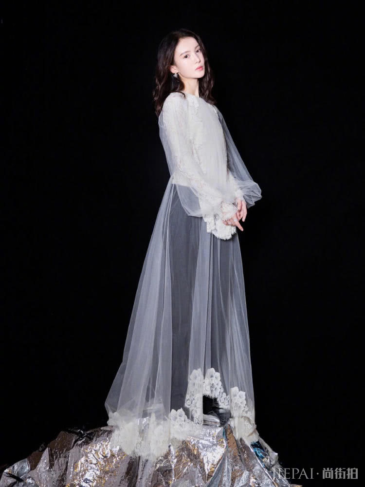 网友都说“打底裤”配纱裙丑?金晨这么穿,却仙气十足