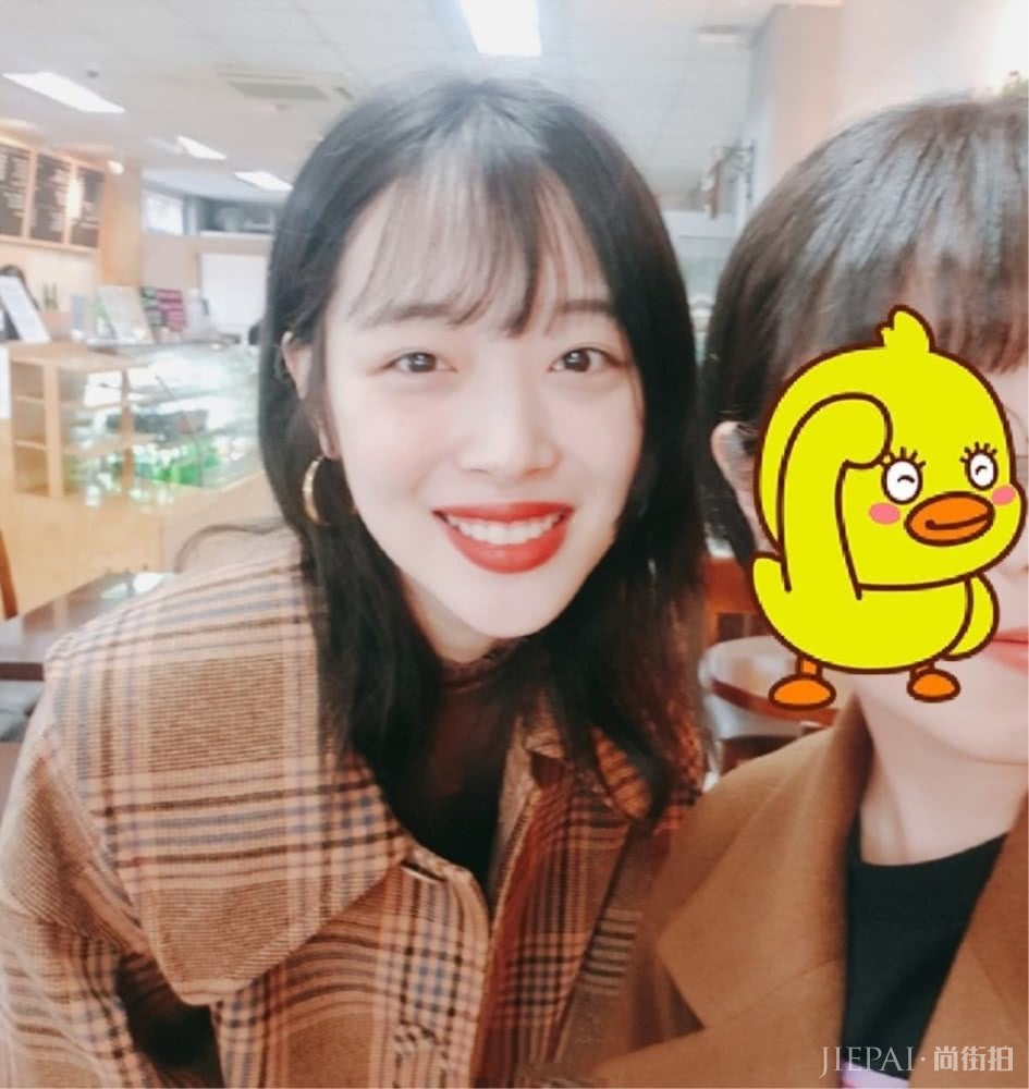 24岁崔雪莉晒美照，两套私服甜美又帅气，秒变“蜜桃女孩”