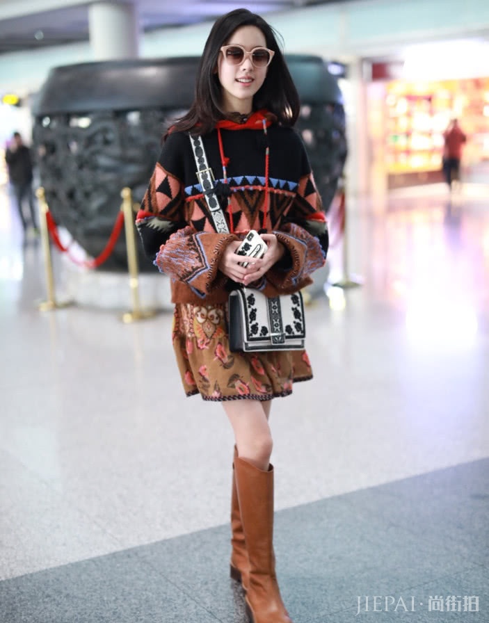 陈都灵“咖啡鞋”明明很窄，她穿后空得还能藏手机！