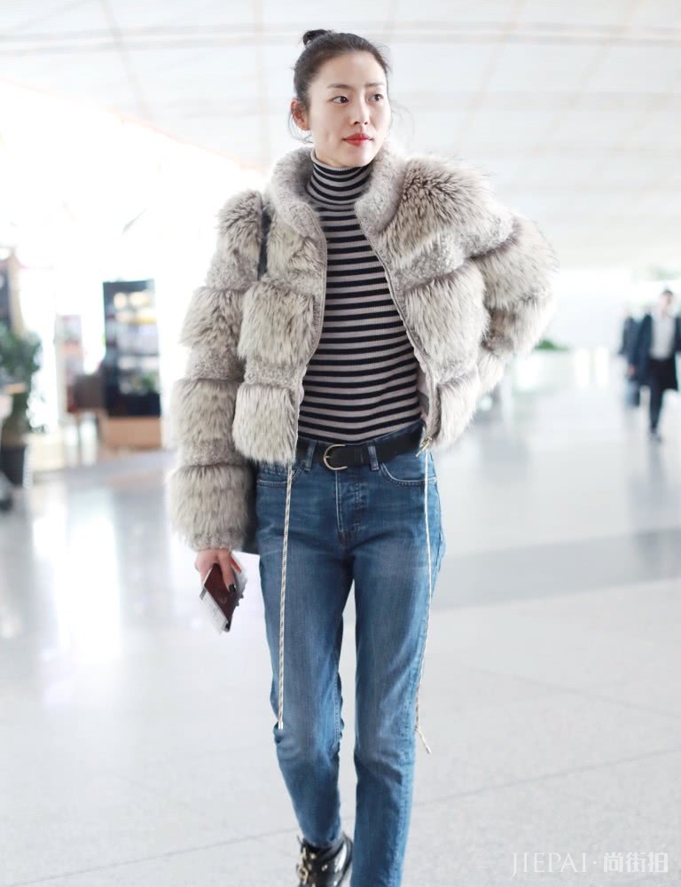 刘雯丸子头搭配毛绒外套时髦又温暖,尽显高级感