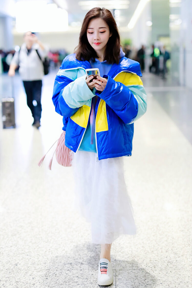 冯提莫尴尬了,5000块买的羽绒服,竟被200块的渐变色卫衣秒杀了