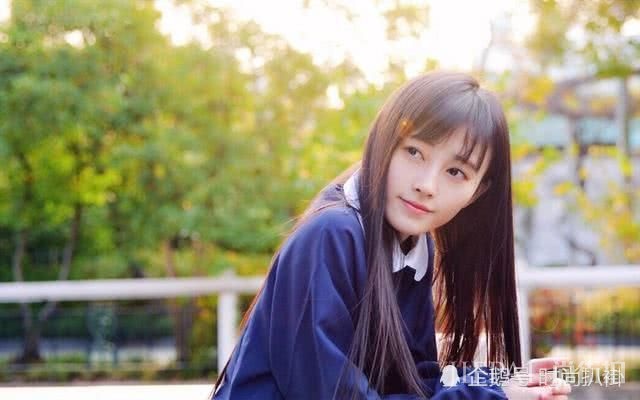 鞠婧祎卫衣这样搭又惊艳了,扎双马尾街头照少女感十足