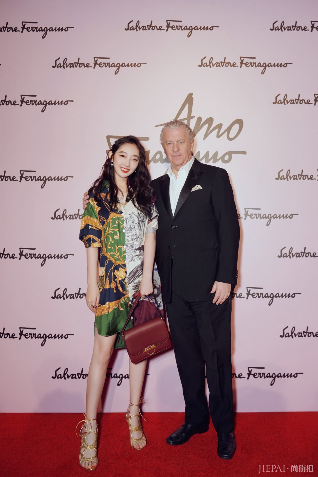 蒋梦婕越来越会穿了,中长款印花衬衫摩登大方,泡面卷发更吸睛