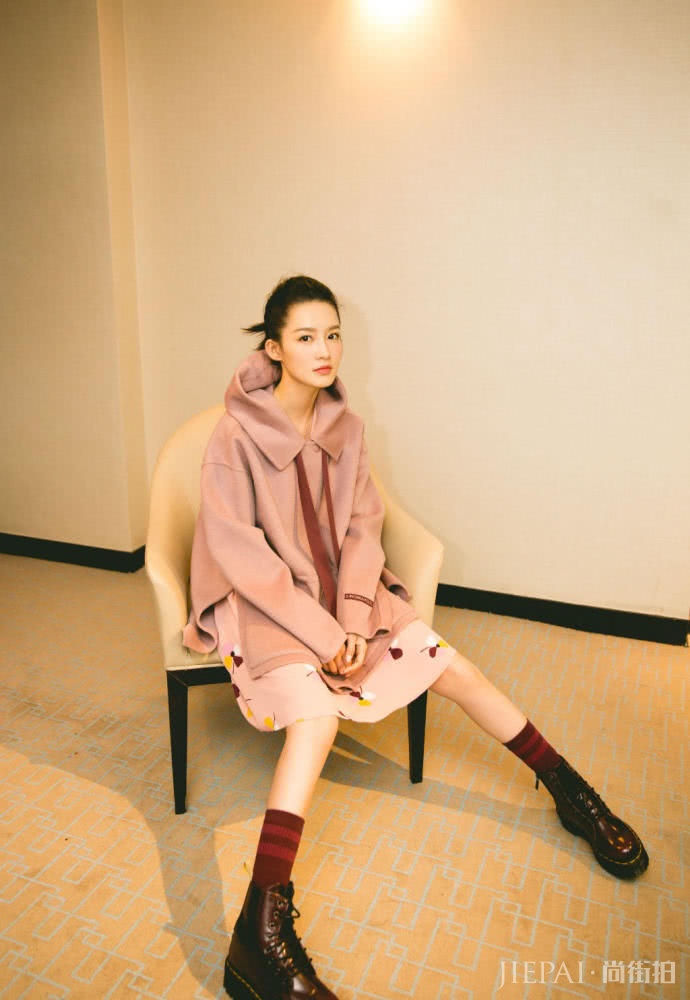 李沁学院风大衣配短裙，大长腿要戳破屏幕了