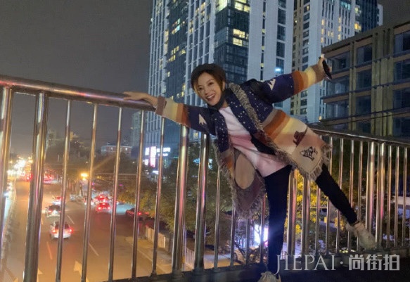 赵薇穿彩虹外套在天桥摆“大”字，皮一下笑成花了