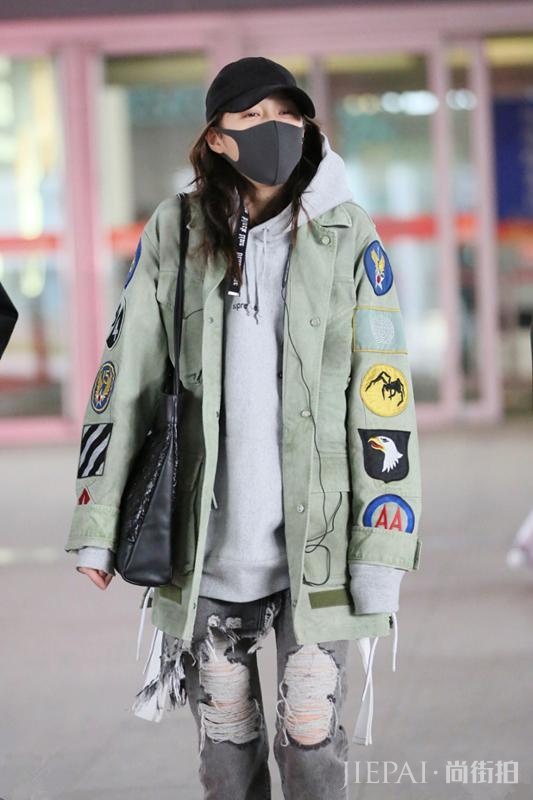 关晓彤机场街拍 混搭造型尽显男友风