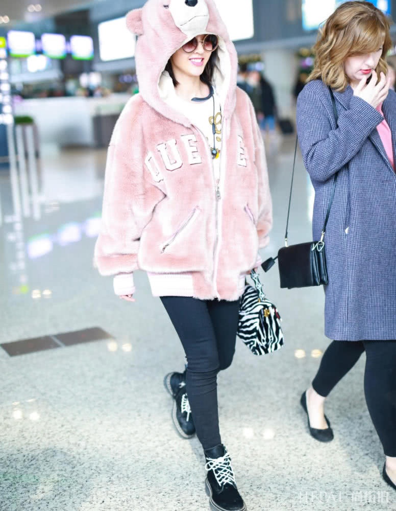 唐艺昕穿粉色大衣青春气息十足,学她这样穿你也能打扮的很漂亮