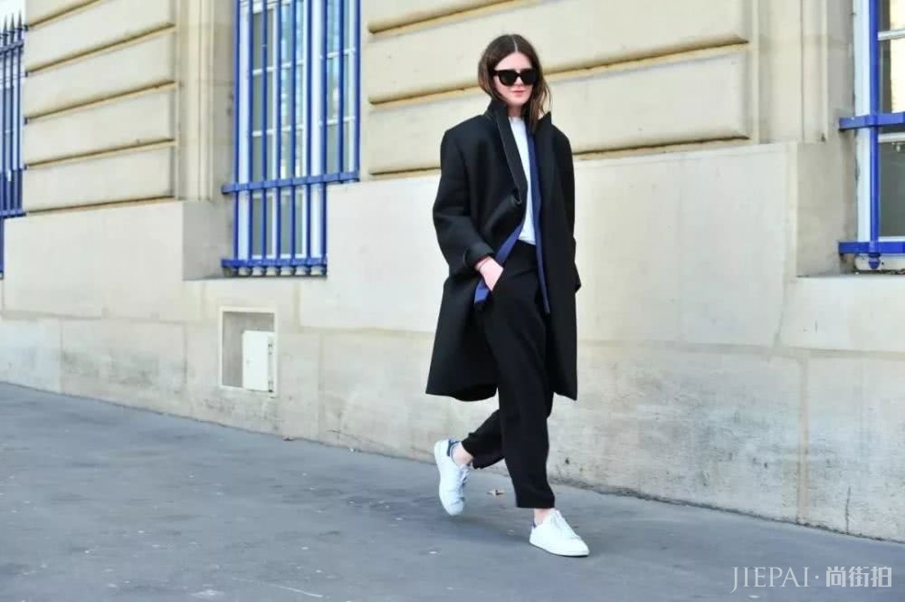 欧美街拍 大衣+球鞋冬天穿舒适时髦还显贵