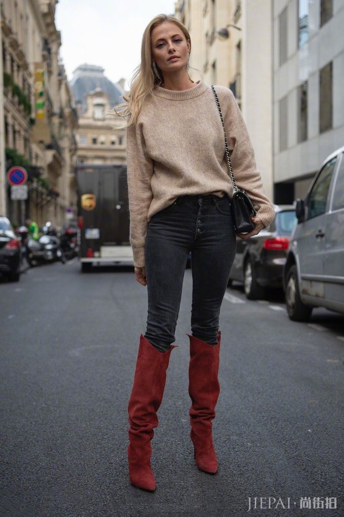 干练帅气的牛仔靴回来了 引领冬日的靴子潮流