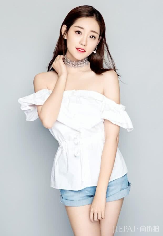 26岁祝绪丹半丸子辫发造型调皮可爱,尽显俏皮女人味