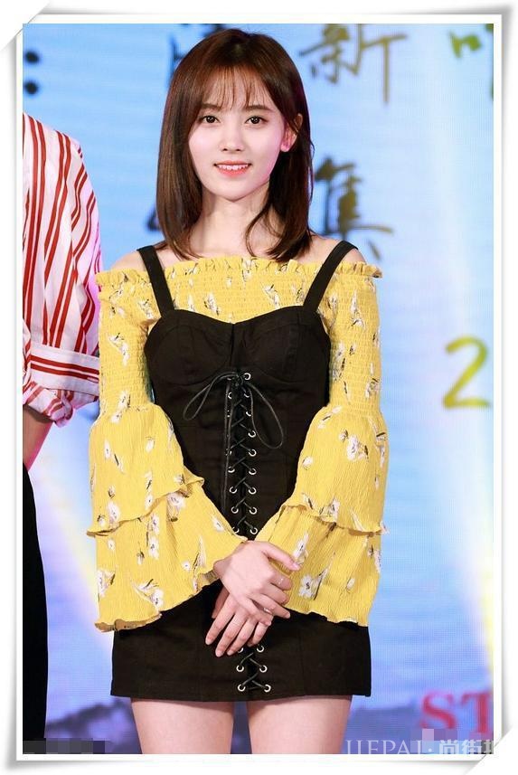 鞠婧祎粉色毛绒外套，四千年美女了！