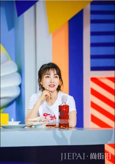 吴昕身穿T恤搭配运动裤,扎个半丸子头美极了