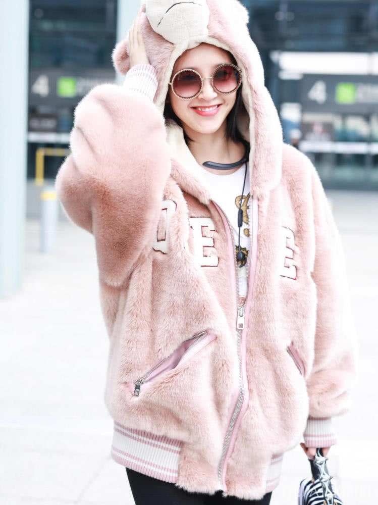 唐艺昕穿粉色大衣青春气息十足,学她这样穿你也能打扮的很漂亮