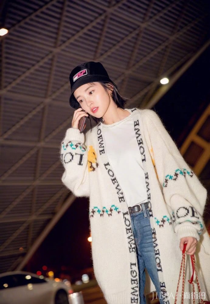 唐艺昕穿粉色大衣青春气息十足,学她这样穿你也能打扮的很漂亮