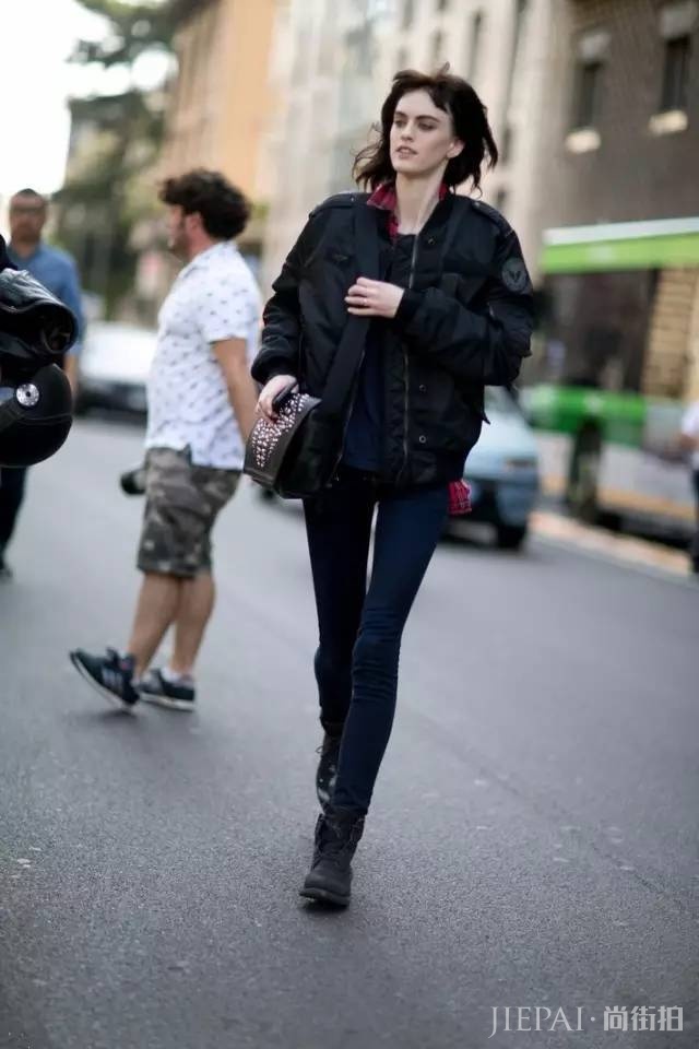 欧美街拍 人人都该拥有一双耐磨耐操、越旧越有feel的马丁靴