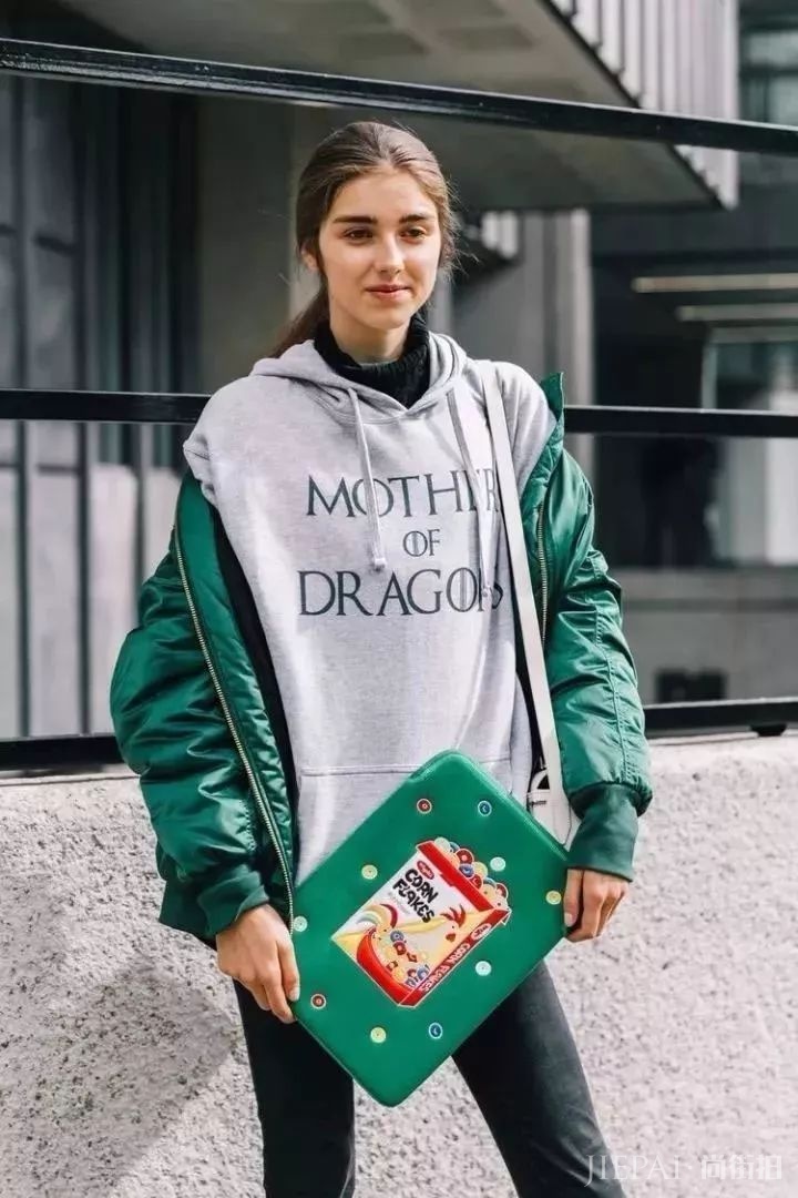 穿卫衣+短靴=真的时髦炸了！