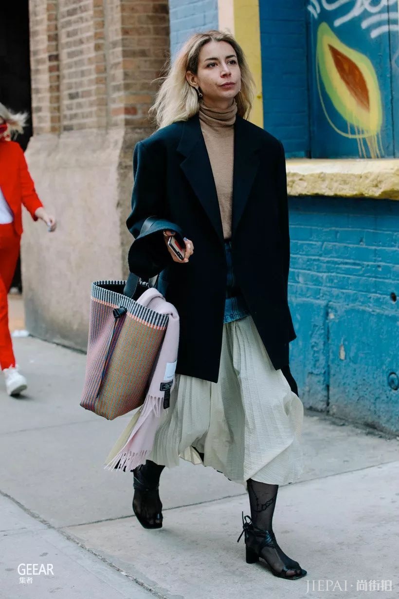 欧美街拍 时尚潮女亲身示范这几种职场穿搭法则！