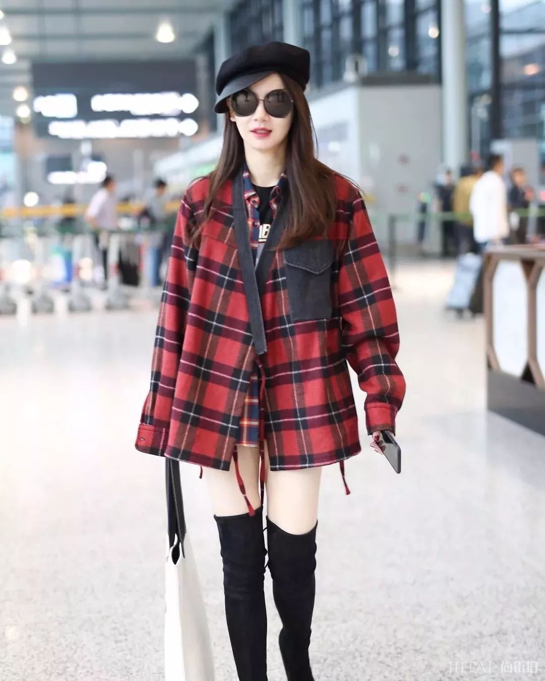 走路带风的女子，帽子也要戴出新高度！