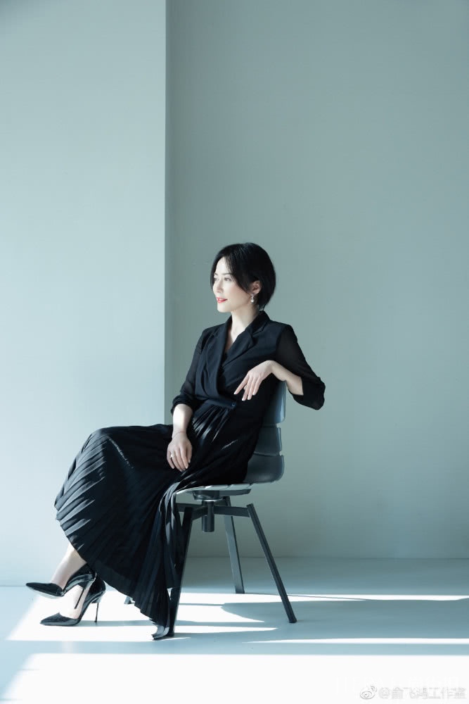 俞飞鸿简约穿搭，穿出优雅高级感，简单的打扮也气质非凡