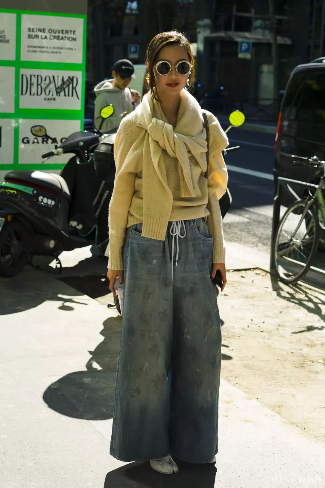 毛衣还能当围巾?今年流行“披着穿”!