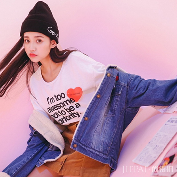 羊绒羔夹克搭配示范，女生冬日流行