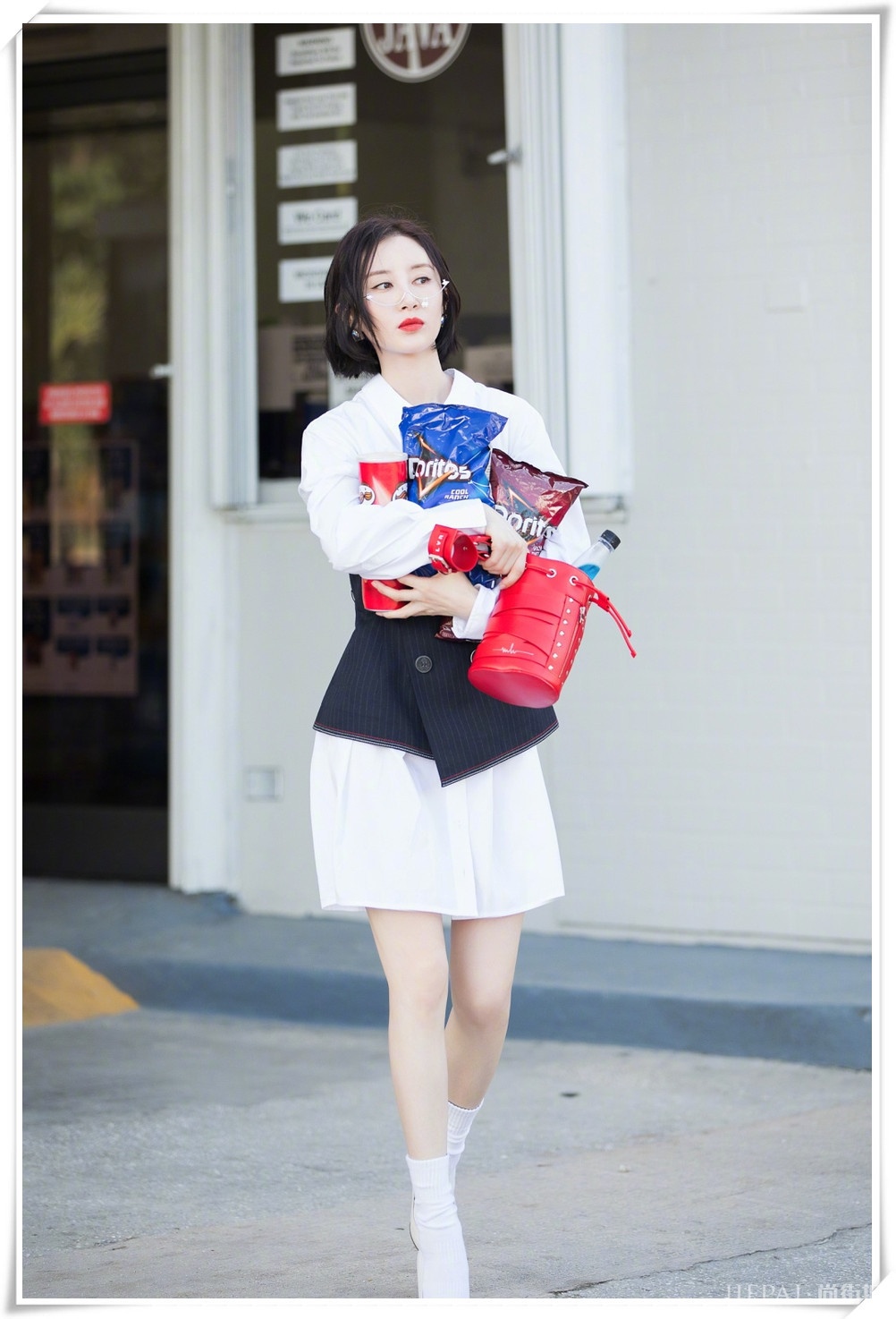 舒畅长相甜美可爱,驾驭的服装也是很有少女的既视感!