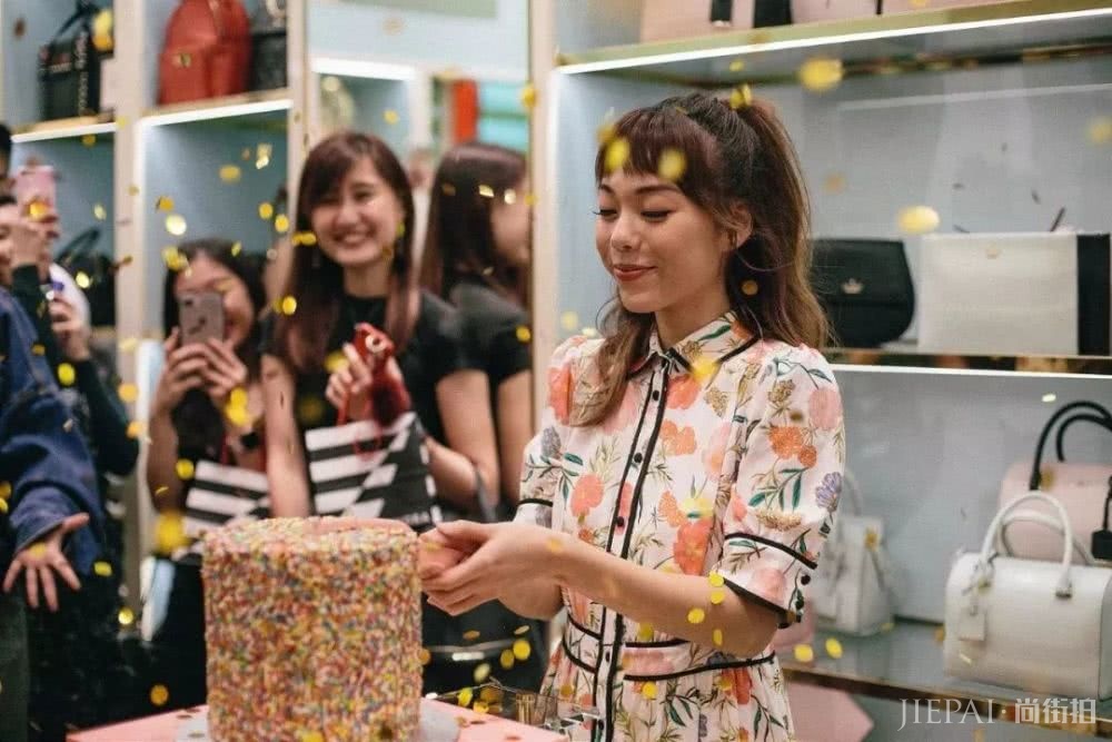 眼睛小皮肤黑长相一般,却是新加坡的头号时尚博主