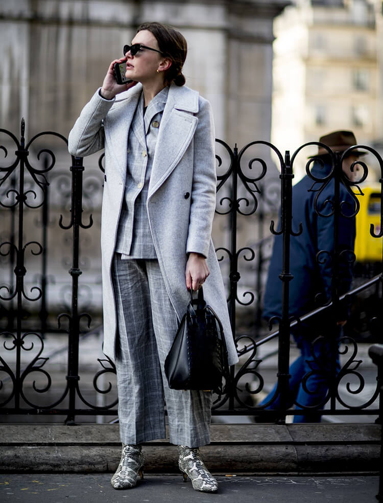 这个冬天时尚百搭灰色大衣必不可少！