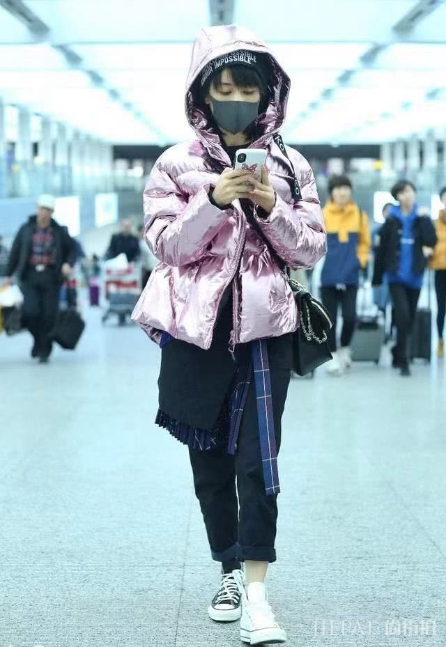 王子文机场街拍 羽绒服上身又美又暖