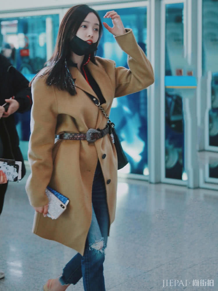 吴宣仪穿长款大衣走机场，系条腰带，显瘦显高变酷girl