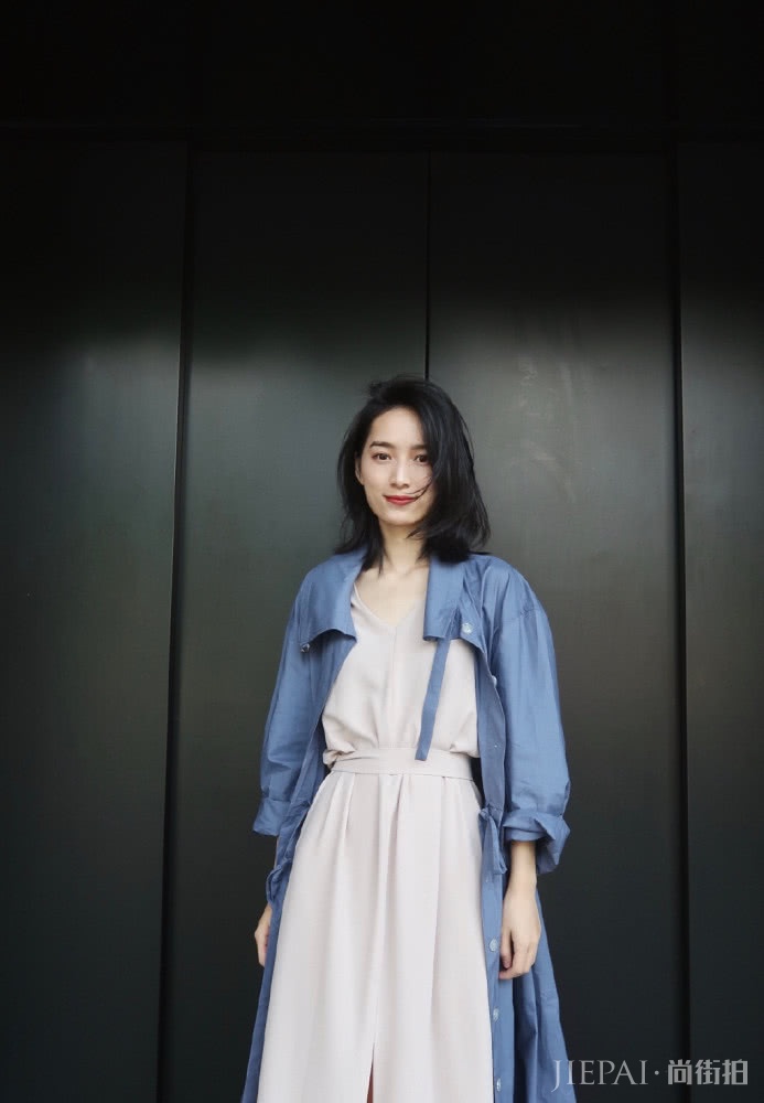 上班族女性日常穿搭,大衣搭配连衣裙知性又干练,让你专业度满分