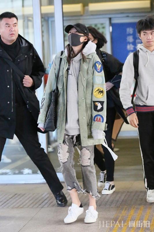 关晓彤机场街拍 混搭造型尽显男友风