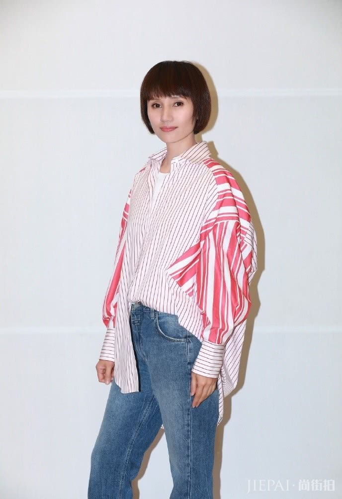 袁泉蓬蓬衫搭牛仔裤亮相,气质惊艳