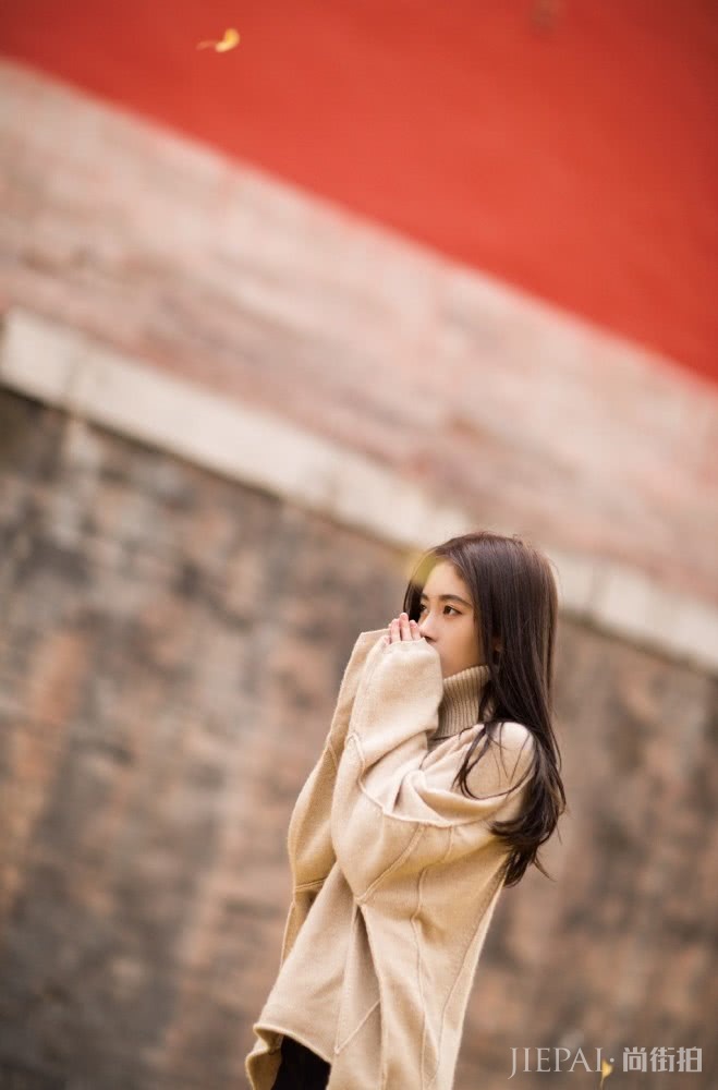 鞠婧祎秋日写真，穿毛衣秒变文艺女神
