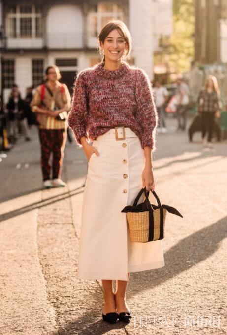 冬季毛衣可以穿这件。宋佳周冬雨接着撞，阿娇录着节目也要穿