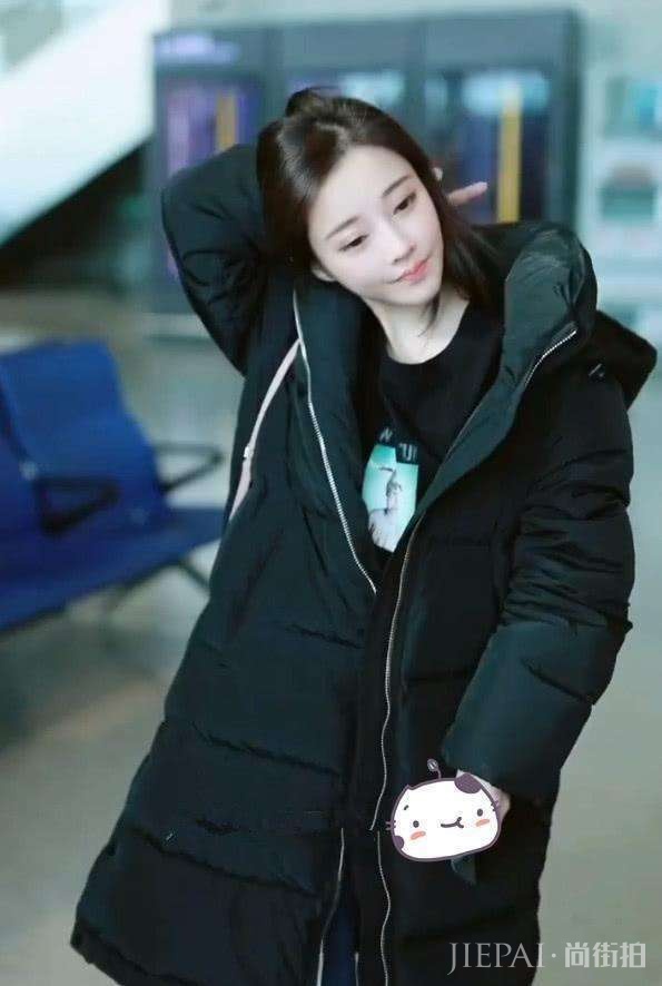 冯提莫穿长款外套,颜值高穿什么都超好看!