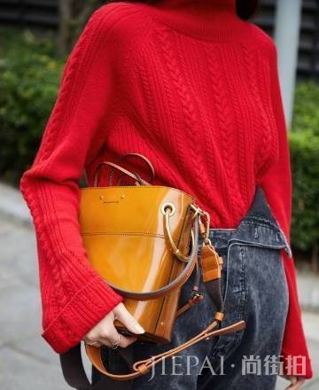 吴谨言厉害！俗到爆的拖地裤都能穿出时尚感，网友：全靠颜值在撑